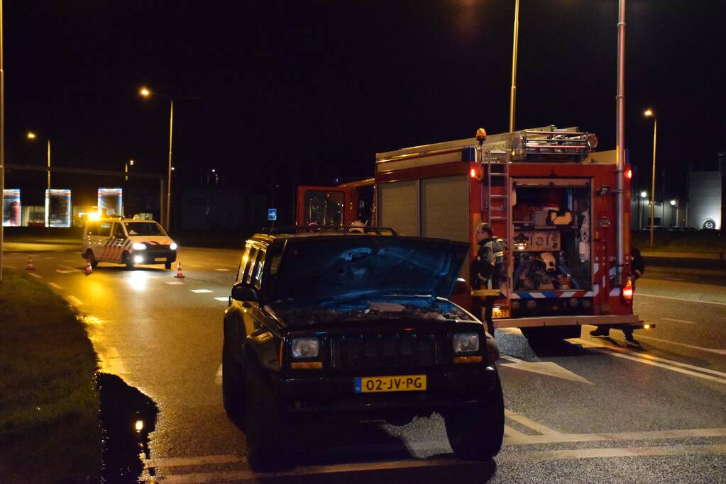 Jeep vat vlam voor stoplicht