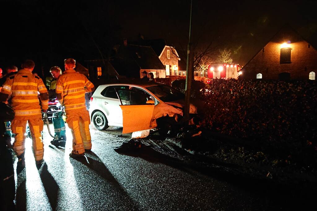 Persoon ernstig gewond na aanrijding met meerdere bomen