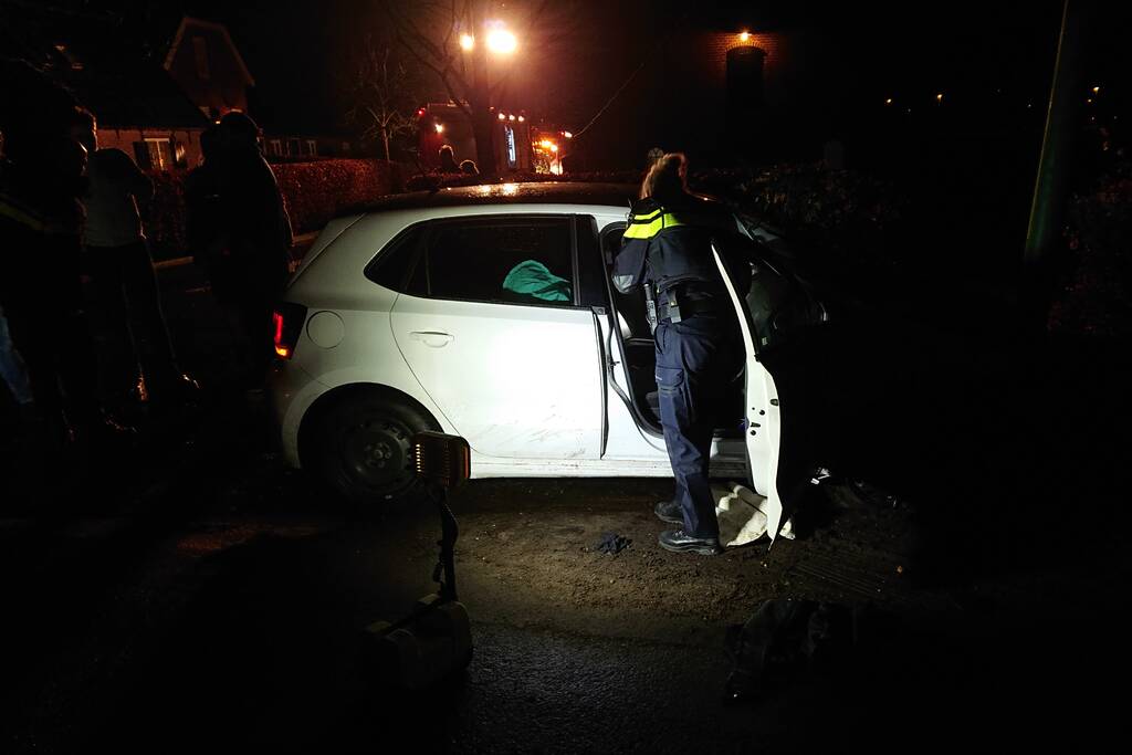 Persoon ernstig gewond na aanrijding met meerdere bomen
