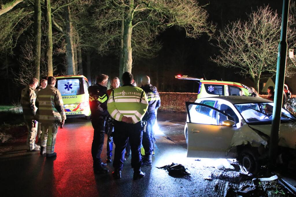 Persoon ernstig gewond na aanrijding met meerdere bomen