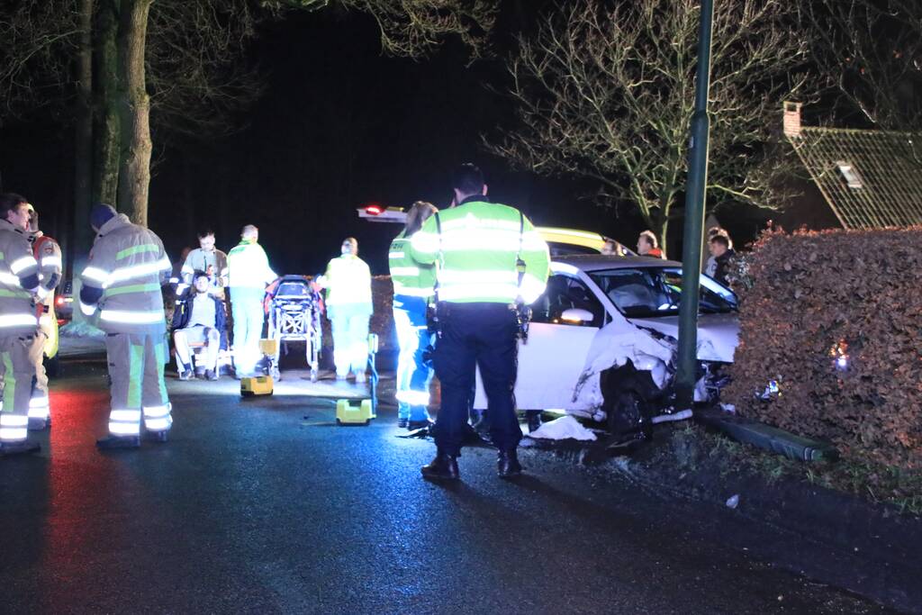 Persoon ernstig gewond na aanrijding met meerdere bomen