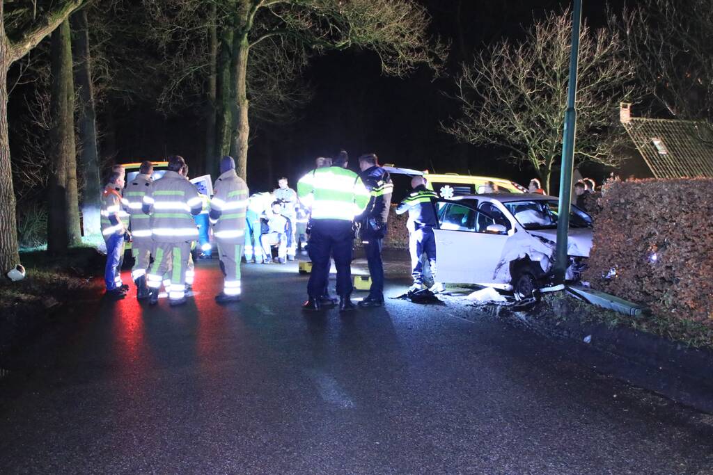 Persoon ernstig gewond na aanrijding met meerdere bomen