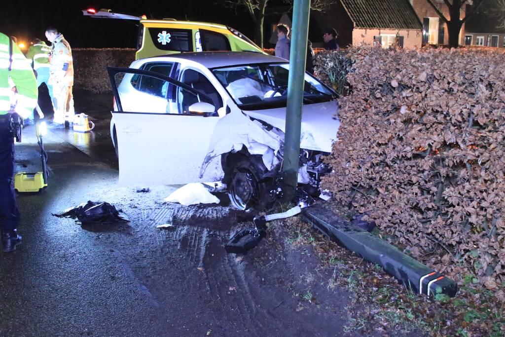 Persoon ernstig gewond na aanrijding met meerdere bomen