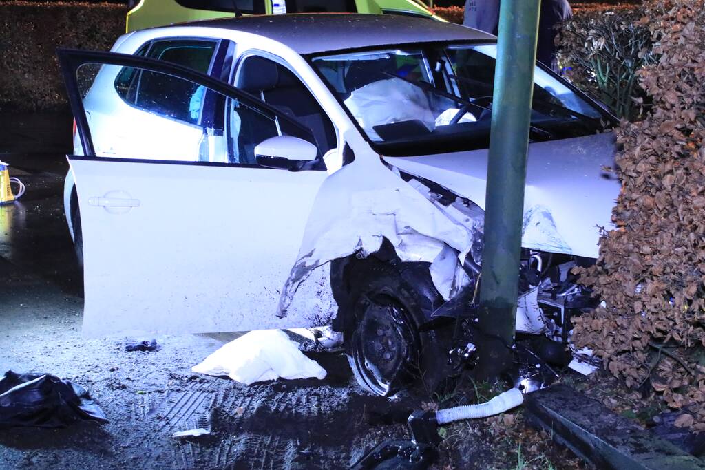 Persoon ernstig gewond na aanrijding met meerdere bomen