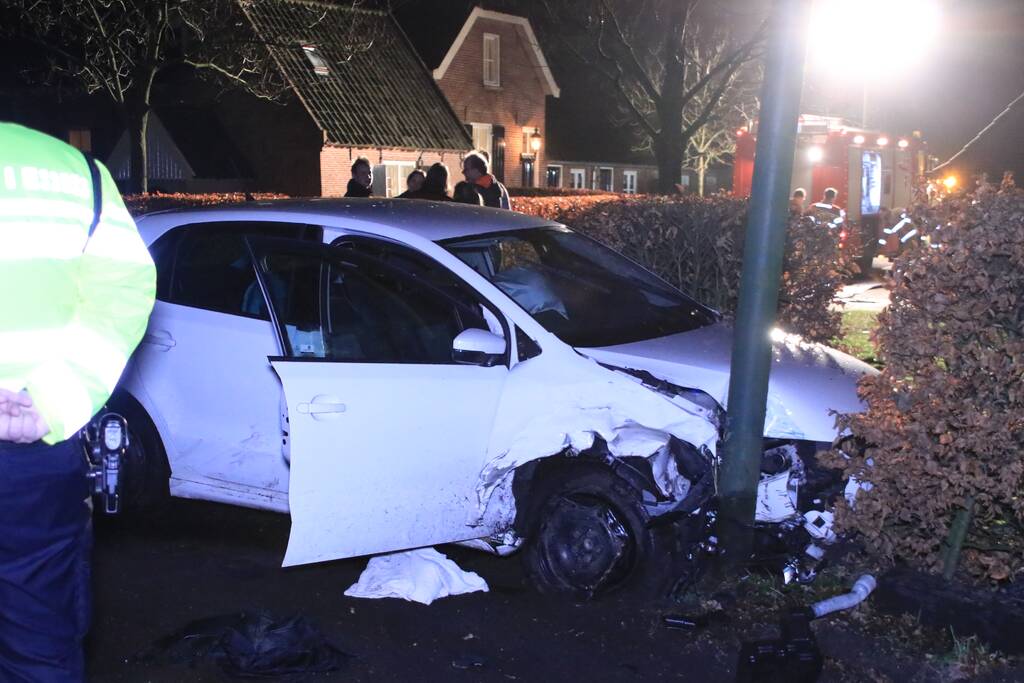 Persoon ernstig gewond na aanrijding met meerdere bomen
