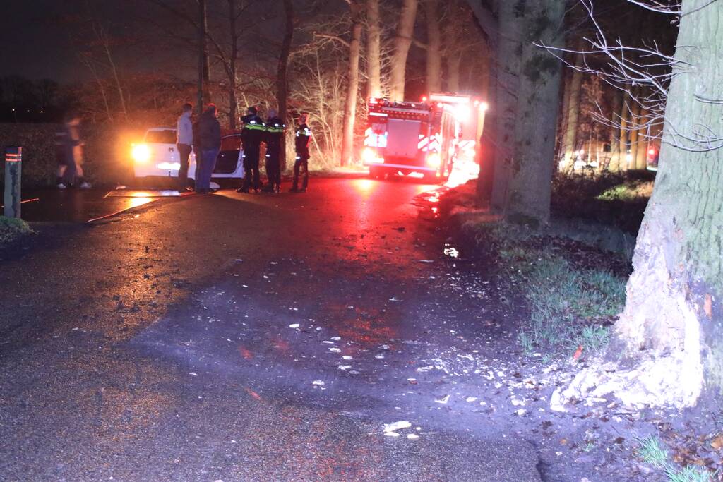 Persoon ernstig gewond na aanrijding met meerdere bomen