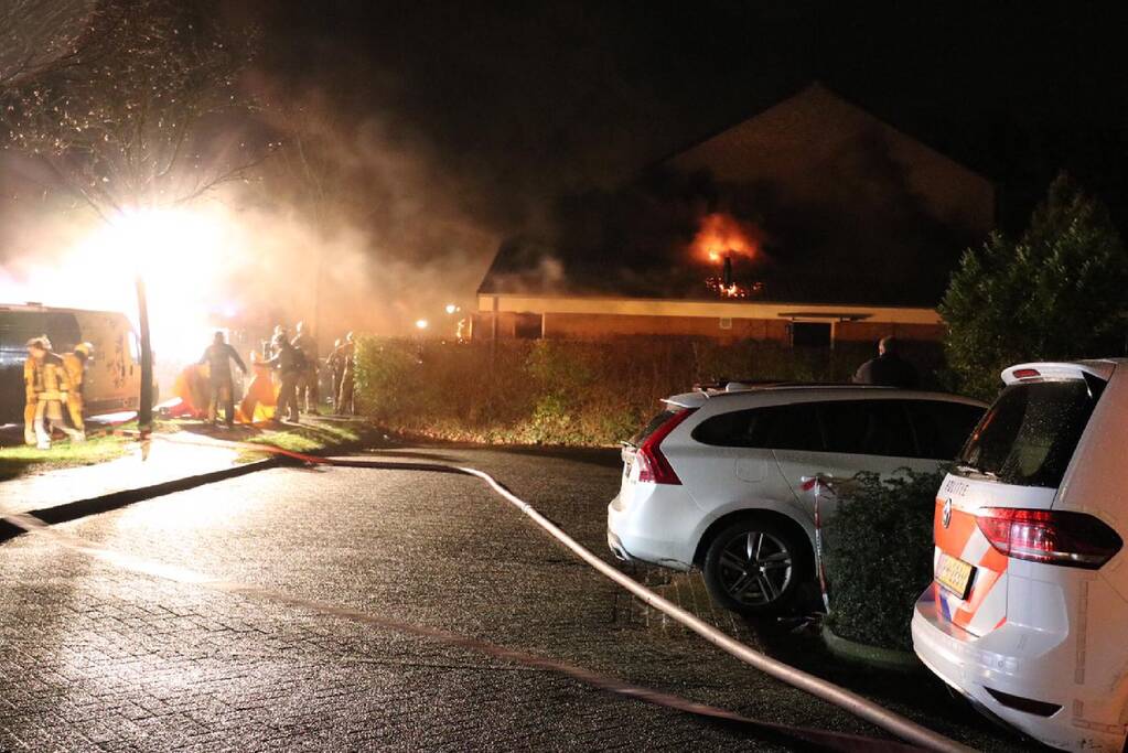 Persoon uit brandende woning gered