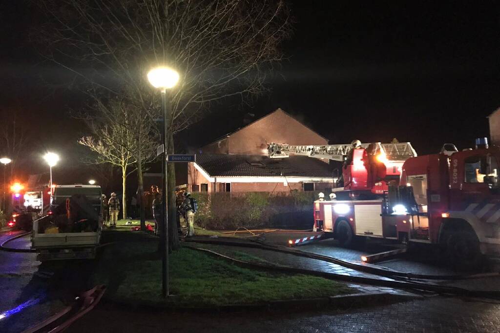 Persoon uit brandende woning gered