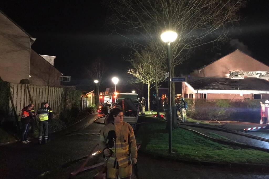 Persoon uit brandende woning gered