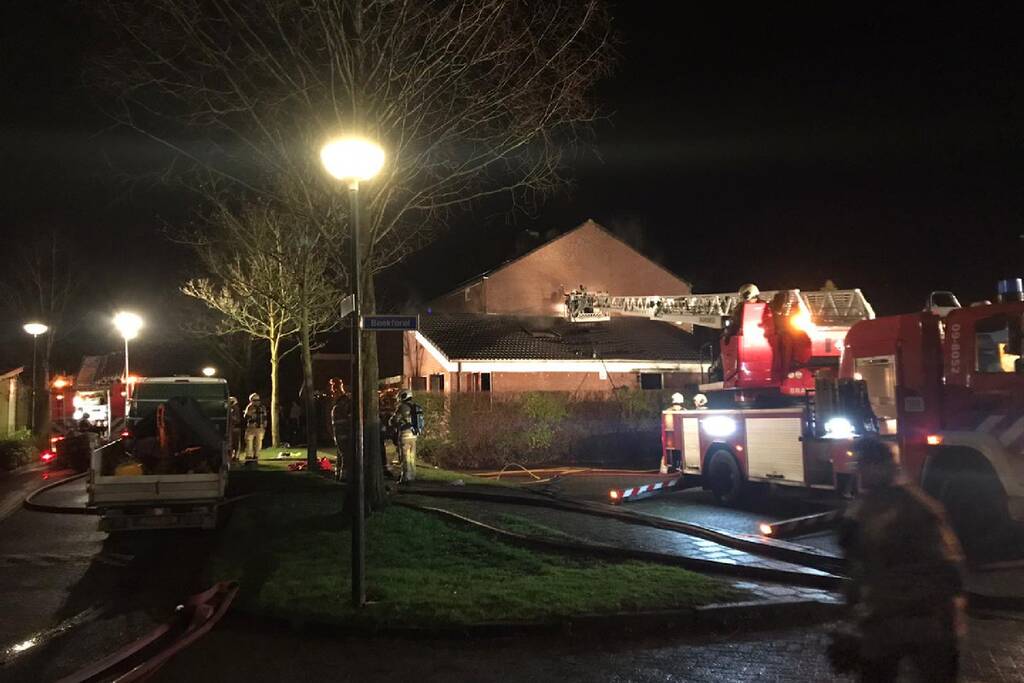 Persoon uit brandende woning gered