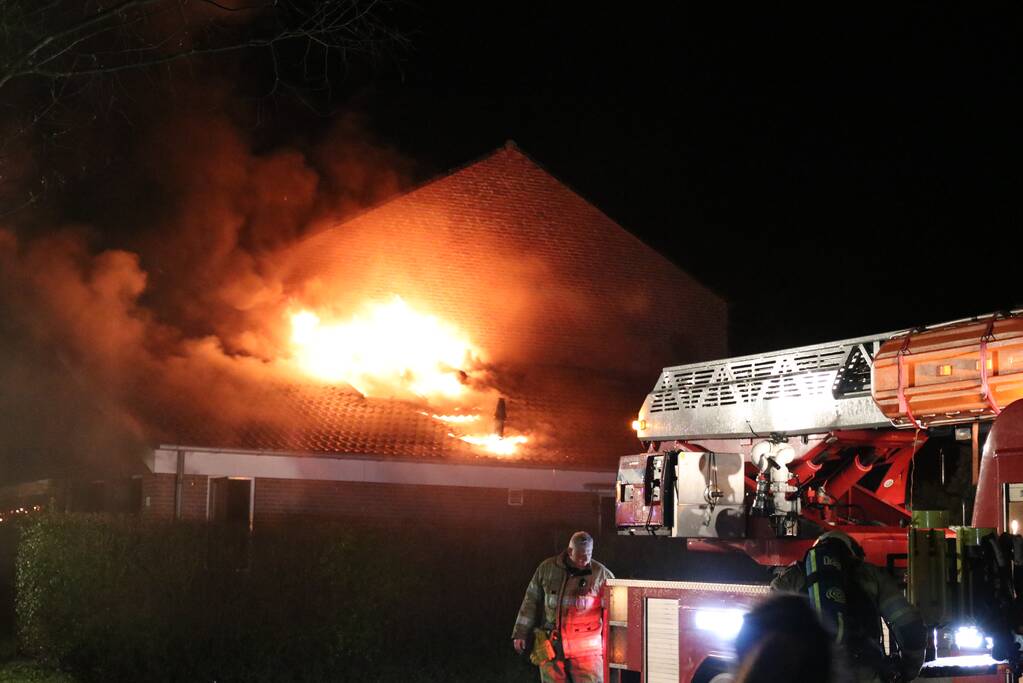 Persoon uit brandende woning gered