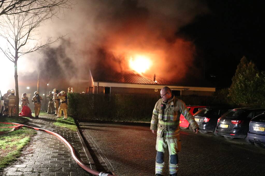 Persoon uit brandende woning gered