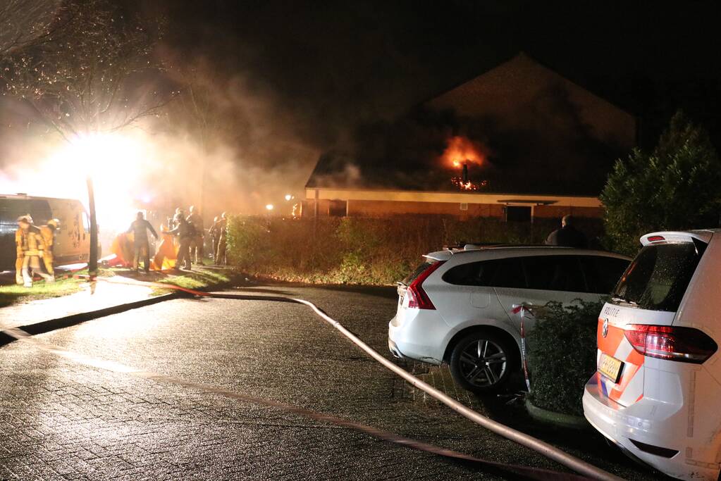 Persoon uit brandende woning gered