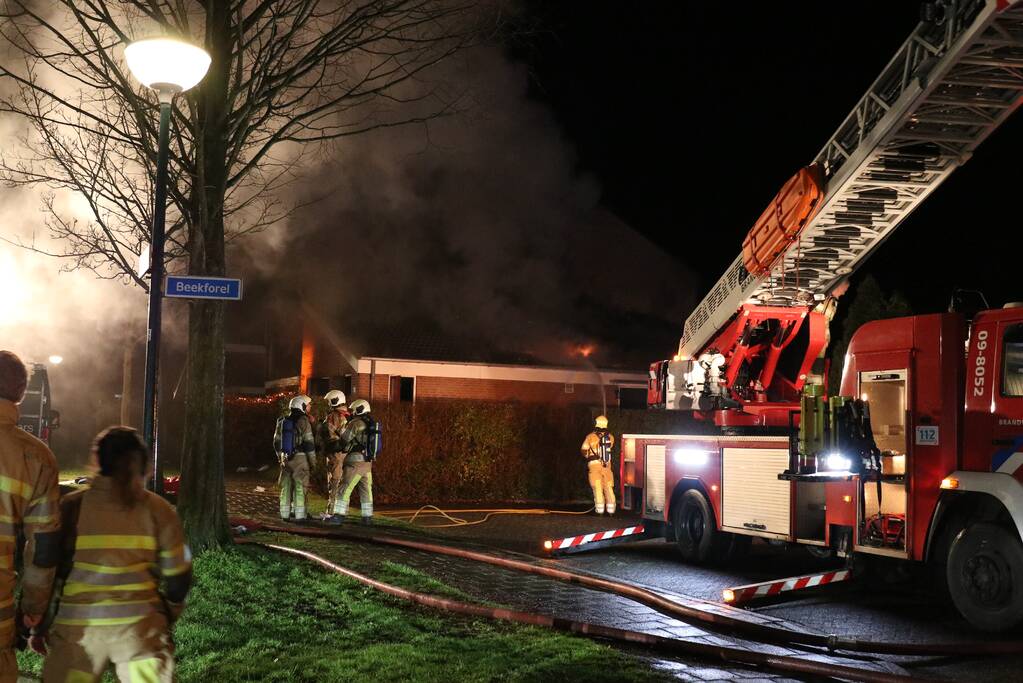 Persoon uit brandende woning gered