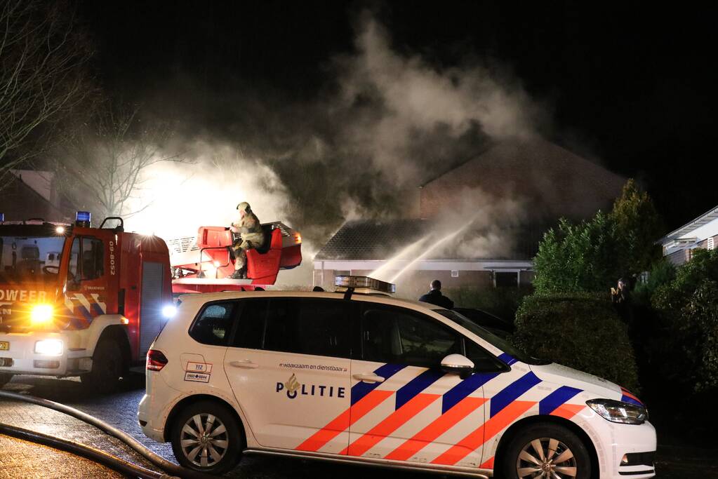 Persoon uit brandende woning gered