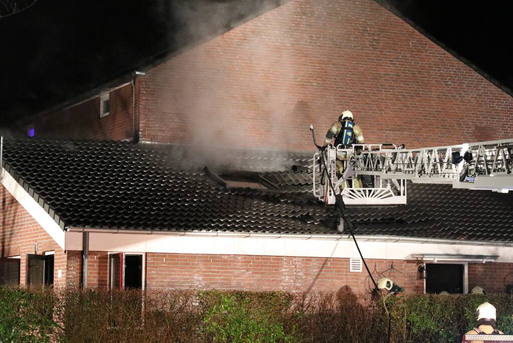 Persoon uit brandende woning gered