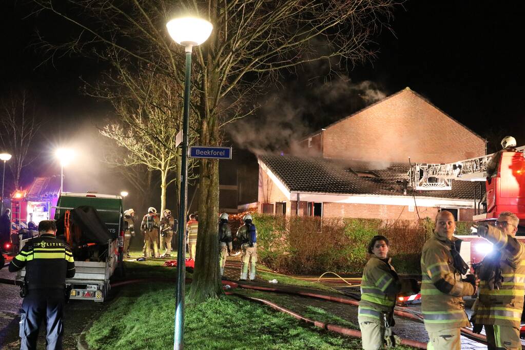 Persoon uit brandende woning gered