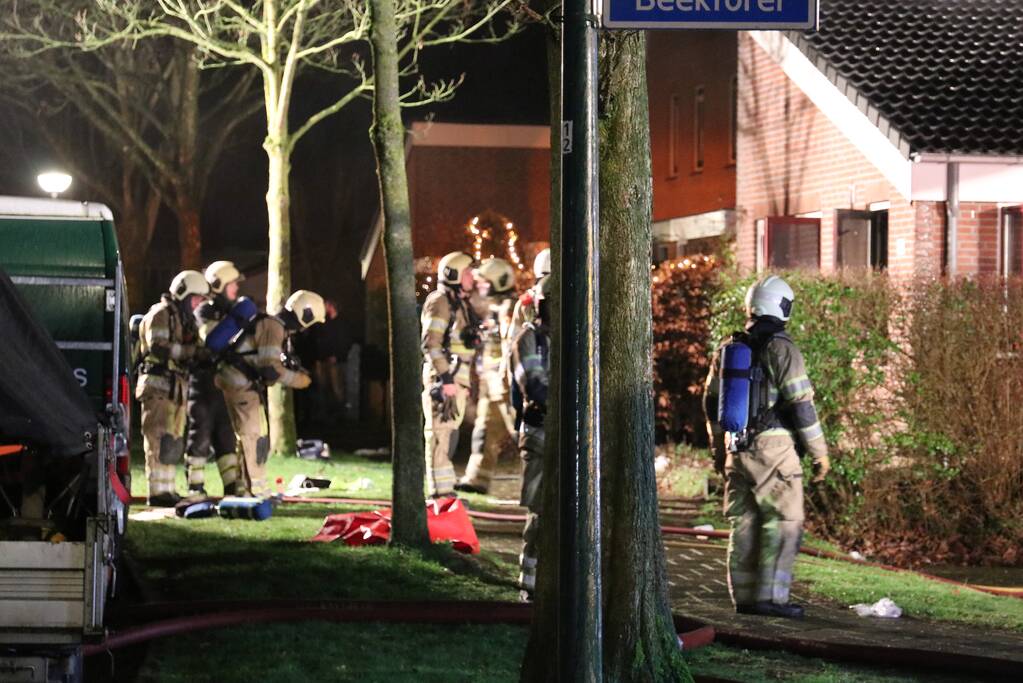 Persoon uit brandende woning gered