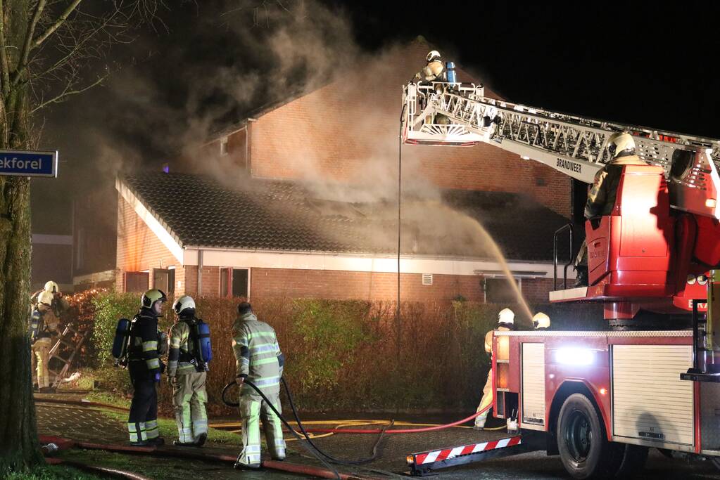 Persoon uit brandende woning gered