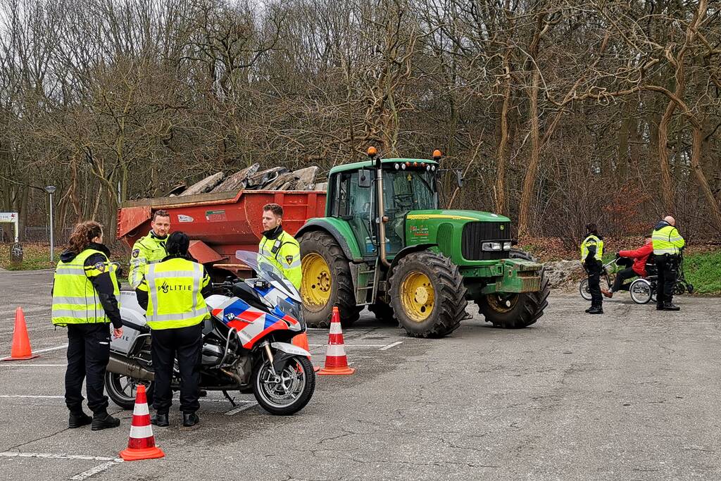 Aspirant politieagenten doen algemene verkeerscontrole