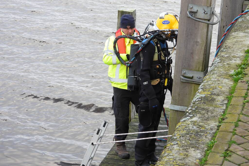 Bergingsactie voor te water geraakt auto