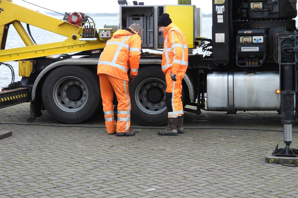 Bergingsactie voor te water geraakt auto
