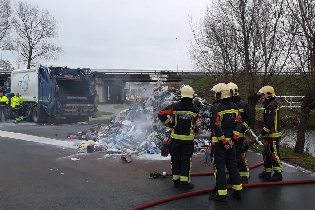 Vuilniswagen kiept smeulend afval op straat