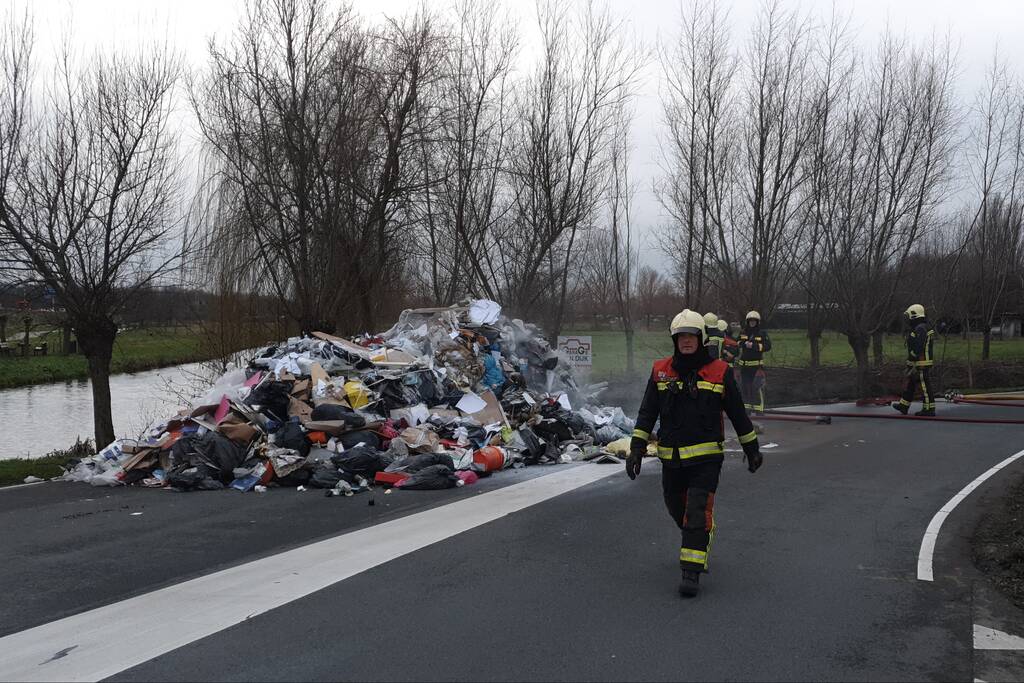 Vuilniswagen kiept smeulend afval op straat