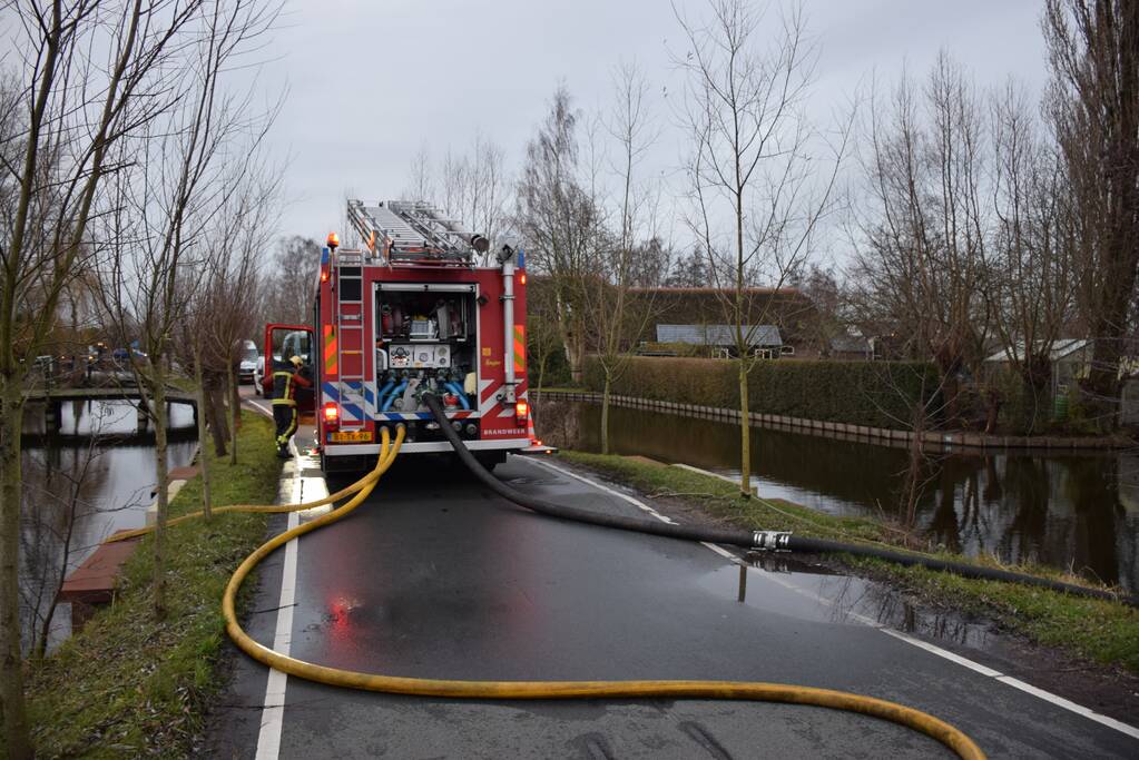 Vuilniswagen kiept smeulend afval op straat