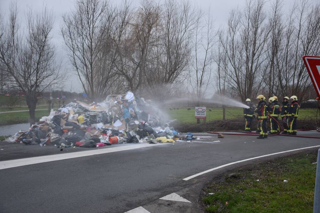 Vuilniswagen kiept smeulend afval op straat