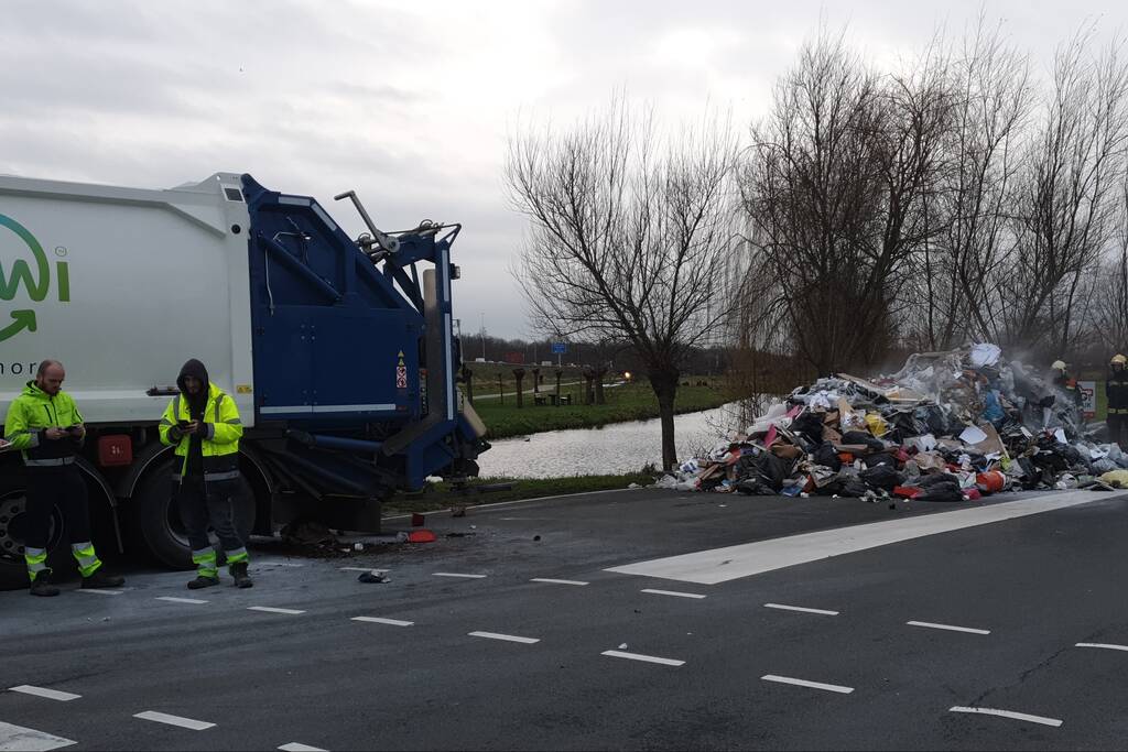 Vuilniswagen kiept smeulend afval op straat