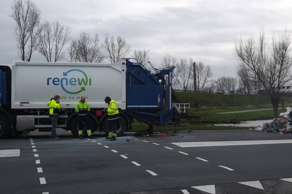 Vuilniswagen kiept smeulend afval op straat