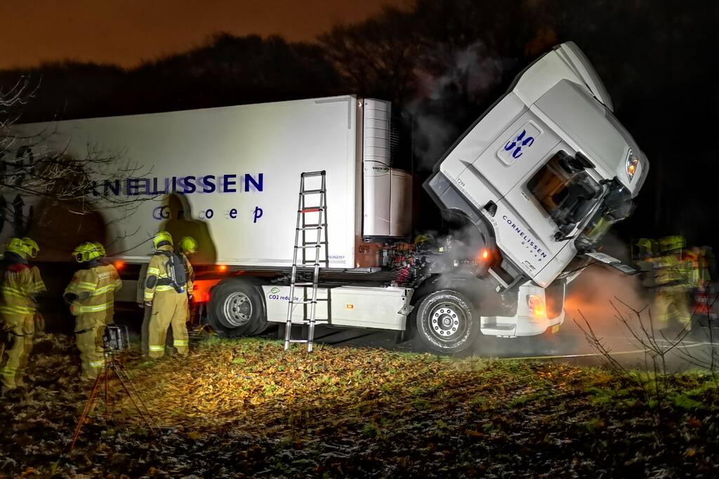 Flinke rookontwikkeling bij vrachtwagenbrand