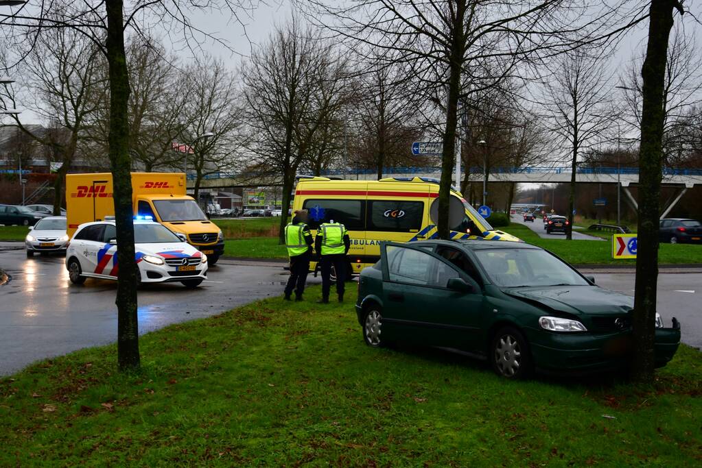 Bestuurster wordt onwel en rijdt tegen boom