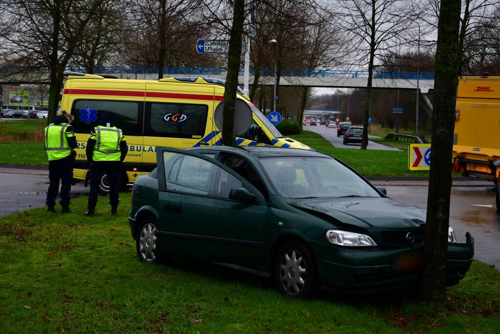 Bestuurster wordt onwel en rijdt tegen boom