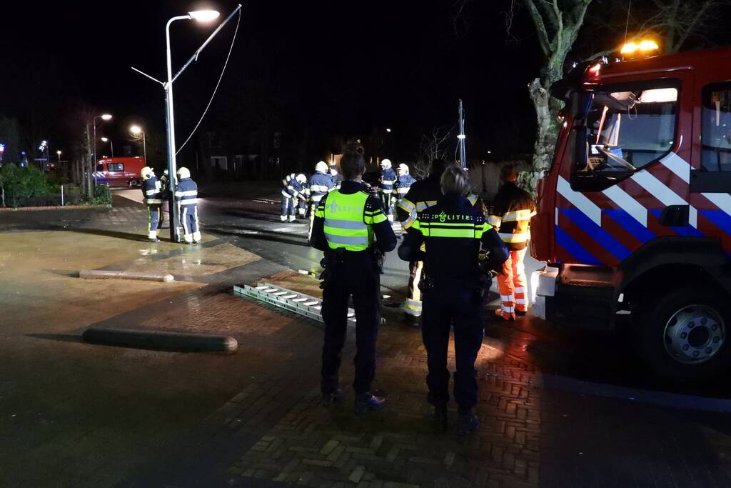 Omgewaaide boom valt op kabels met verlichting