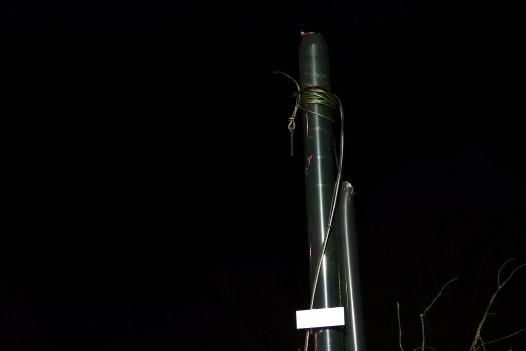 Omgewaaide boom valt op kabels met verlichting