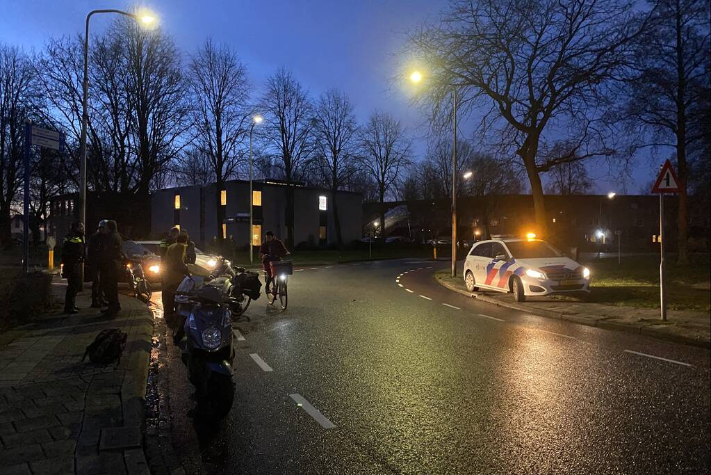 Bestuurder Mercedes laat fietser gewond achter