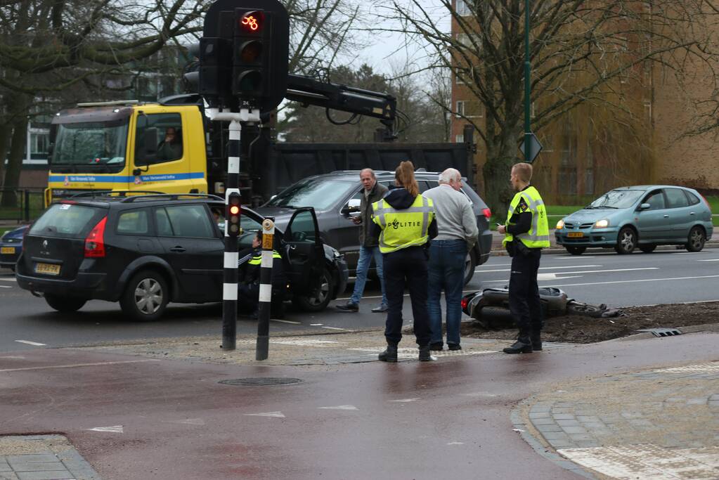 Scooterrijder gewond bij aanrijding op kruising
