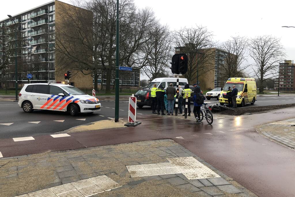 Scooterrijder gewond bij aanrijding op kruising