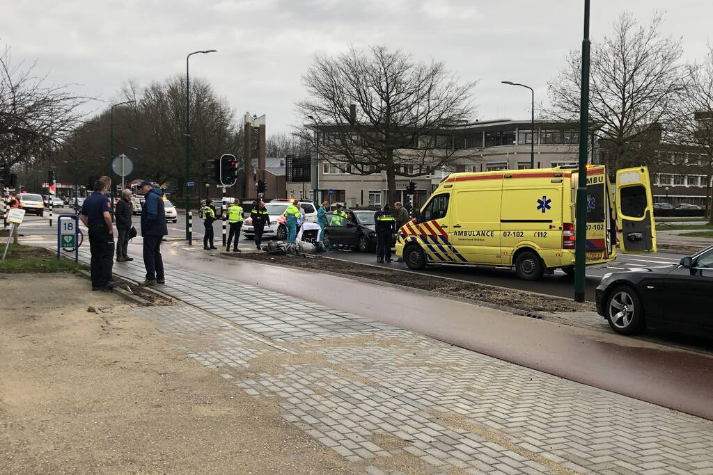 Scooterrijder gewond bij aanrijding op kruising