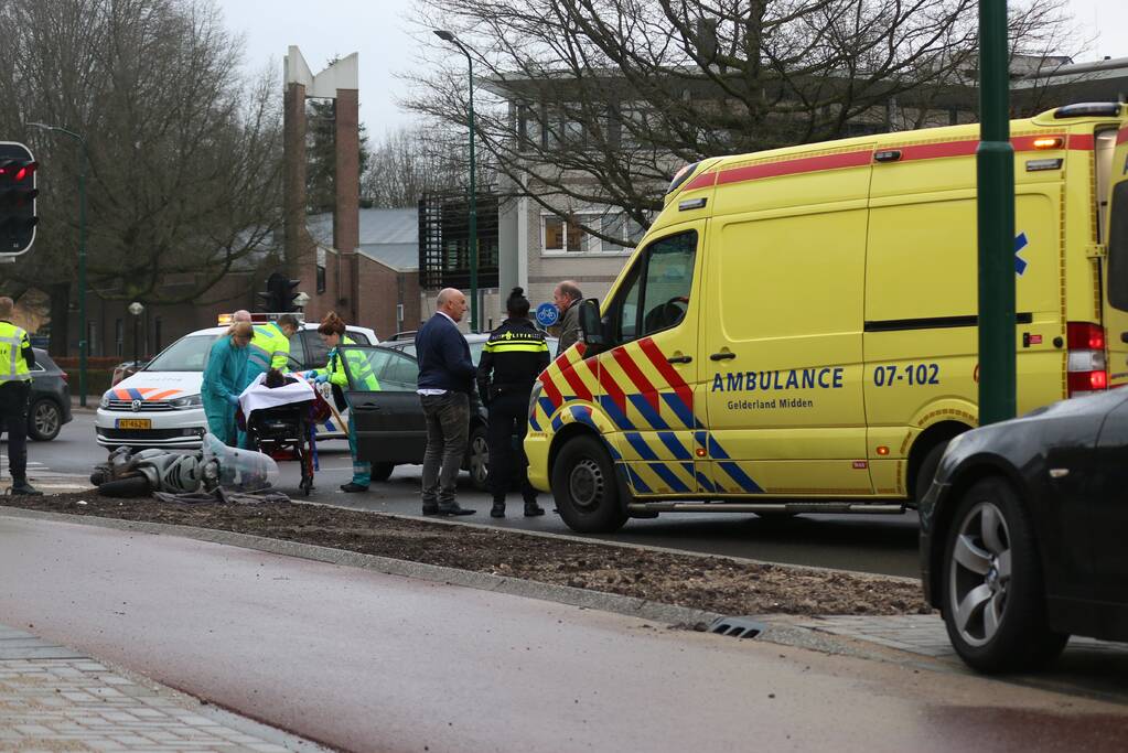 Scooterrijder gewond bij aanrijding op kruising