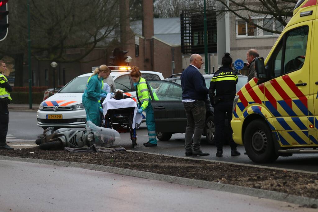 Scooterrijder gewond bij aanrijding op kruising