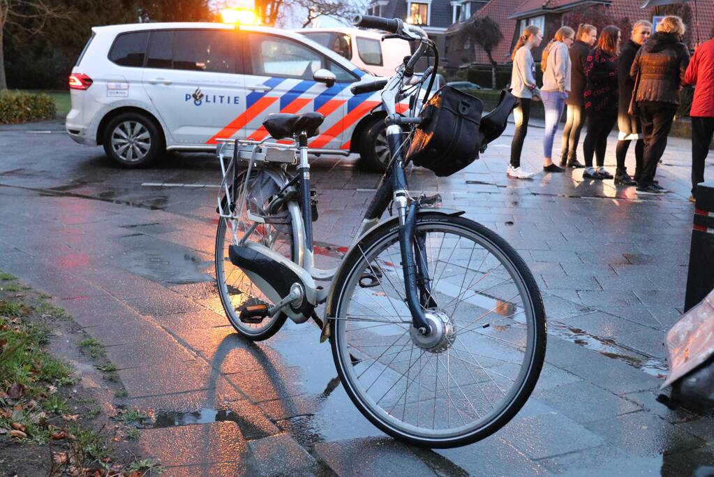 Fietsers met elkaar in botsing op kruising