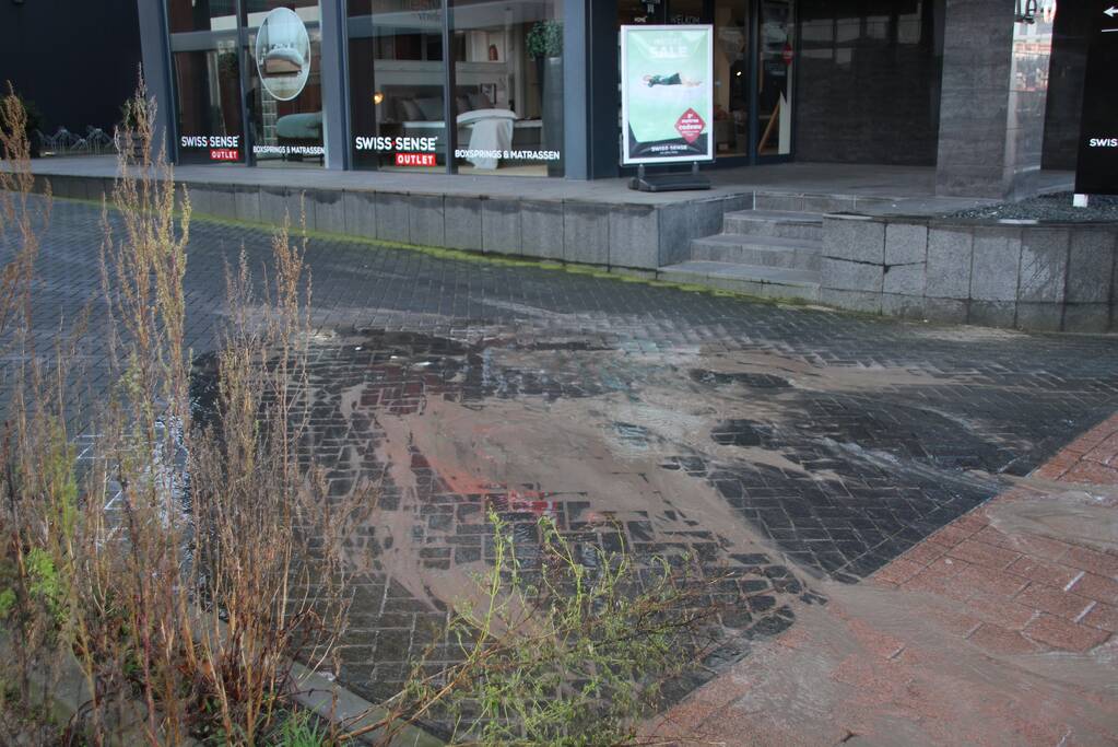 Gesprongen waterleiding zet straat onder water