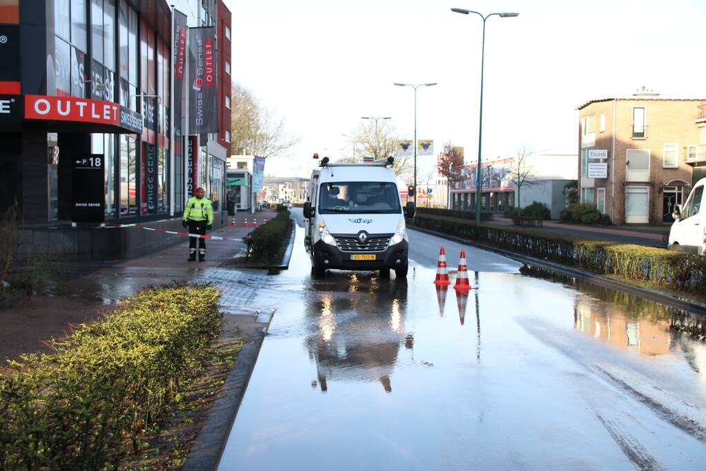 Gesprongen waterleiding zet straat onder water