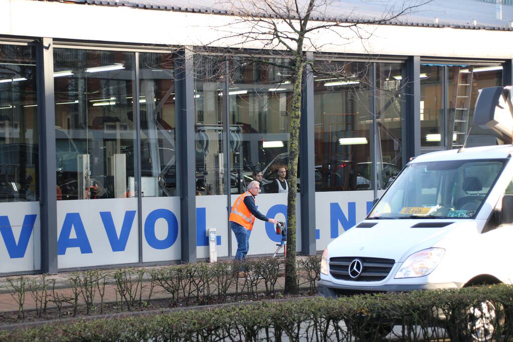 Gesprongen waterleiding zet straat onder water