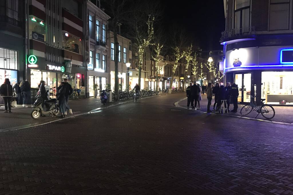 Scooterrijder komt in botsing met voetgangers