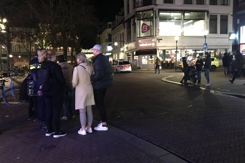 Scooterrijder komt in botsing met voetgangers