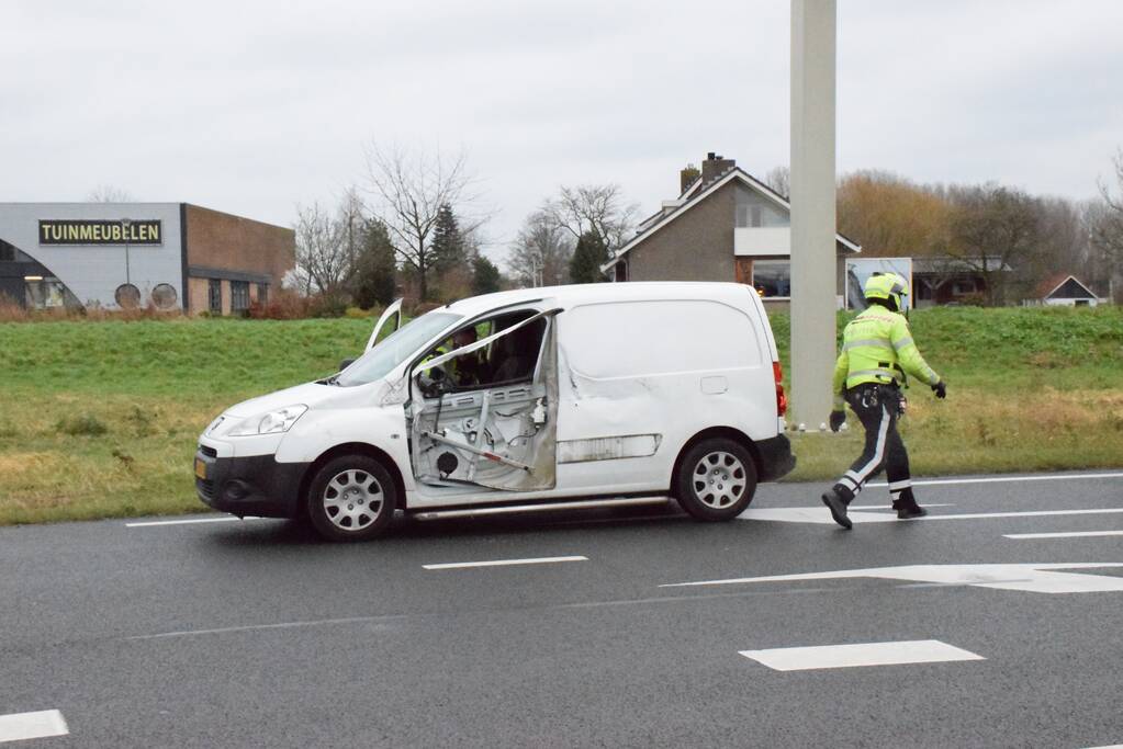 Bestuurder bestelbus gewond na ongeval